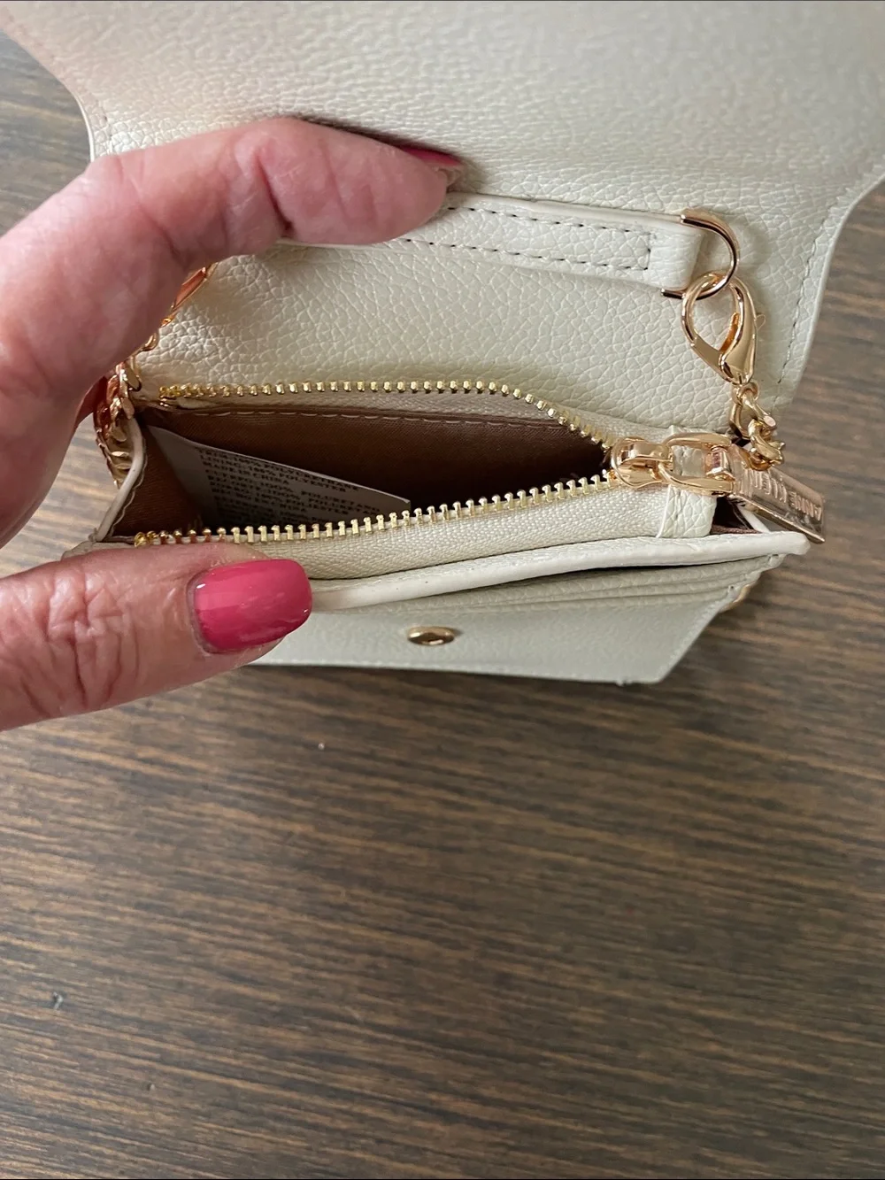 ANNE KLEIN WHITE PEBBLED CROSSBODY WALLET ON A CHAIN with Gold Hardware